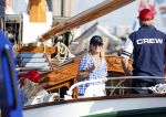 Amsterdam 20 augustus 2025
Koning Willem Alexander Prinses Mabel en (prinses Luana ) Gravin Luana op de groene Draeck tijdens de eerste dag van Sail Amsterdam . Er vaart ongelofelijk veel beveiliging Politie in boten op jet skis en een speciaal beveiligingsteam van de Marechaussee BSB ( Brigade Speciale Beveiligingsopdrachten ) mee met de groene Draeck