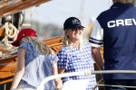 Amsterdam 20 augustus 2025
Koning Willem Alexander Prinses Mabel en (prinses Luana ) Gravin Luana op de groene Draeck tijdens de eerste dag van Sail Amsterdam . Er vaart ongelofelijk veel beveiliging Politie in boten op jet skis en een speciaal beveiligingsteam van de Marechaussee BSB ( Brigade Speciale Beveiligingsopdrachten ) mee met de groene Draeck