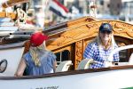 Amsterdam 20 augustus 2025
Koning Willem Alexander Prinses Mabel en (prinses Luana ) Gravin Luana op de groene Draeck tijdens de eerste dag van Sail Amsterdam . Er vaart ongelofelijk veel beveiliging Politie in boten op jet skis en een speciaal beveiligingsteam van de Marechaussee BSB ( Brigade Speciale Beveiligingsopdrachten ) mee met de groene Draeck
