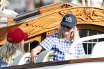 Amsterdam 20 augustus 2025
Koning Willem Alexander Prinses Mabel en (prinses Luana ) Gravin Luana op de groene Draeck tijdens de eerste dag van Sail Amsterdam . Er vaart ongelofelijk veel beveiliging Politie in boten op jet skis en een speciaal beveiligingsteam van de Marechaussee BSB ( Brigade Speciale Beveiligingsopdrachten ) mee met de groene Draeck