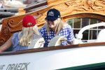 Amsterdam 20 augustus 2025
Koning Willem Alexander Prinses Mabel en (prinses Luana ) Gravin Luana op de groene Draeck tijdens de eerste dag van Sail Amsterdam . Er vaart ongelofelijk veel beveiliging Politie in boten op jet skis en een speciaal beveiligingsteam van de Marechaussee BSB ( Brigade Speciale Beveiligingsopdrachten ) mee met de groene Draeck