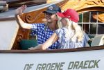 Amsterdam 20 augustus 2025
Koning Willem Alexander Prinses Mabel en (prinses Luana ) Gravin Luana op de groene Draeck tijdens de eerste dag van Sail Amsterdam . Er vaart ongelofelijk veel beveiliging Politie in boten op jet skis en een speciaal beveiligingsteam van de Marechaussee BSB ( Brigade Speciale Beveiligingsopdrachten ) mee met de groene Draeck