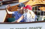 Amsterdam 20 augustus 2025
Koning Willem Alexander Prinses Mabel en (prinses Luana ) Gravin Luana op de groene Draeck tijdens de eerste dag van Sail Amsterdam . Er vaart ongelofelijk veel beveiliging Politie in boten op jet skis en een speciaal beveiligingsteam van de Marechaussee BSB ( Brigade Speciale Beveiligingsopdrachten ) mee met de groene Draeck