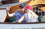Amsterdam 20 augustus 2025
Koning Willem Alexander Prinses Mabel en (prinses Luana ) Gravin Luana op de groene Draeck tijdens de eerste dag van Sail Amsterdam . Er vaart ongelofelijk veel beveiliging Politie in boten op jet skis en een speciaal beveiligingsteam van de Marechaussee BSB ( Brigade Speciale Beveiligingsopdrachten ) mee met de groene Draeck