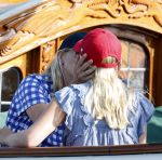 Amsterdam 20 augustus 2025
Koning Willem Alexander Prinses Mabel en (prinses Luana ) Gravin Luana op de groene Draeck tijdens de eerste dag van Sail Amsterdam . Er vaart ongelofelijk veel beveiliging Politie in boten op jet skis en een speciaal beveiligingsteam van de Marechaussee BSB ( Brigade Speciale Beveiligingsopdrachten ) mee met de groene Draeck