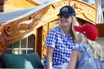 Amsterdam 20 augustus 2025
Koning Willem Alexander Prinses Mabel en (prinses Luana ) Gravin Luana op de groene Draeck tijdens de eerste dag van Sail Amsterdam . Er vaart ongelofelijk veel beveiliging Politie in boten op jet skis en een speciaal beveiligingsteam van de Marechaussee BSB ( Brigade Speciale Beveiligingsopdrachten ) mee met de groene Draeck