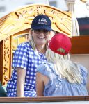 Amsterdam 20 augustus 2025
Koning Willem Alexander Prinses Mabel en (prinses Luana ) Gravin Luana op de groene Draeck tijdens de eerste dag van Sail Amsterdam . Er vaart ongelofelijk veel beveiliging Politie in boten op jet skis en een speciaal beveiligingsteam van de Marechaussee BSB ( Brigade Speciale Beveiligingsopdrachten ) mee met de groene Draeck