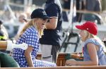 Amsterdam 20 augustus 2025
Koning Willem Alexander Prinses Mabel en (prinses Luana ) Gravin Luana op de groene Draeck tijdens de eerste dag van Sail Amsterdam . Er vaart ongelofelijk veel beveiliging Politie in boten op jet skis en een speciaal beveiligingsteam van de Marechaussee BSB ( Brigade Speciale Beveiligingsopdrachten ) mee met de groene Draeck