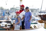 Amsterdam 20 augustus 2025
Koning Willem Alexander Prinses Mabel en (prinses Luana ) Gravin Luana op de groene Draeck tijdens de eerste dag van Sail Amsterdam . Er vaart ongelofelijk veel beveiliging Politie in boten op jet skis en een speciaal beveiligingsteam van de Marechaussee BSB ( Brigade Speciale Beveiligingsopdrachten ) mee met de groene Draeck