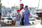 Amsterdam 20 augustus 2025
Koning Willem Alexander Prinses Mabel en (prinses Luana ) Gravin Luana op de groene Draeck tijdens de eerste dag van Sail Amsterdam . Er vaart ongelofelijk veel beveiliging Politie in boten op jet skis en een speciaal beveiligingsteam van de Marechaussee BSB ( Brigade Speciale Beveiligingsopdrachten ) mee met de groene Draeck