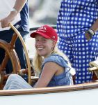 Amsterdam 20 augustus 2025
Koning Willem Alexander Prinses Mabel en (prinses Luana ) Gravin Luana op de groene Draeck tijdens de eerste dag van Sail Amsterdam . Er vaart ongelofelijk veel beveiliging Politie in boten op jet skis en een speciaal beveiligingsteam van de Marechaussee BSB ( Brigade Speciale Beveiligingsopdrachten ) mee met de groene Draeck