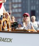 Amsterdam 20 augustus 2025
Koning Willem Alexander Prinses Mabel en (prinses Luana ) Gravin Luana op de groene Draeck tijdens de eerste dag van Sail Amsterdam . Er vaart ongelofelijk veel beveiliging Politie in boten op jet skis en een speciaal beveiligingsteam van de Marechaussee BSB ( Brigade Speciale Beveiligingsopdrachten ) mee met de groene Draeck