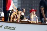 Amsterdam 20 augustus 2025
Koning Willem Alexander Prinses Mabel en (prinses Luana ) Gravin Luana op de groene Draeck tijdens de eerste dag van Sail Amsterdam . Er vaart ongelofelijk veel beveiliging Politie in boten op jet skis en een speciaal beveiligingsteam van de Marechaussee BSB ( Brigade Speciale Beveiligingsopdrachten ) mee met de groene Draeck