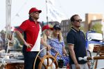 Amsterdam 20 augustus 2025
Koning Willem Alexander Prinses Mabel en (prinses Luana ) Gravin Luana op de groene Draeck tijdens de eerste dag van Sail Amsterdam . Er vaart ongelofelijk veel beveiliging Politie in boten op jet skis en een speciaal beveiligingsteam van de Marechaussee BSB ( Brigade Speciale Beveiligingsopdrachten ) mee met de groene Draeck