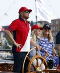Amsterdam 20 augustus 2025
Koning Willem Alexander Prinses Mabel en (prinses Luana ) Gravin Luana op de groene Draeck tijdens de eerste dag van Sail Amsterdam . Er vaart ongelofelijk veel beveiliging Politie in boten op jet skis en een speciaal beveiligingsteam van de Marechaussee BSB ( Brigade Speciale Beveiligingsopdrachten ) mee met de groene Draeck