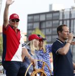 Amsterdam 20 augustus 2025
Koning Willem Alexander Prinses Mabel en (prinses Luana ) Gravin Luana op de groene Draeck tijdens de eerste dag van Sail Amsterdam . Er vaart ongelofelijk veel beveiliging Politie in boten op jet skis en een speciaal beveiligingsteam van de Marechaussee BSB ( Brigade Speciale Beveiligingsopdrachten ) mee met de groene Draeck
