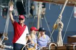 Amsterdam 20 augustus 2025
Koning Willem Alexander Prinses Mabel en (prinses Luana ) Gravin Luana op de groene Draeck tijdens de eerste dag van Sail Amsterdam . Er vaart ongelofelijk veel beveiliging Politie in boten op jet skis en een speciaal beveiligingsteam van de Marechaussee BSB ( Brigade Speciale Beveiligingsopdrachten ) mee met de groene Draeck