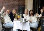 Amsterdam 17 augustus 2025
Raymond v d Ploeg en zijn vrouw Manuela met vrienden op terras in amsterdam zuid