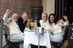 Amsterdam 17 augustus 2025
Raymond v d Ploeg en zijn vrouw Manuela met vrienden op terras in amsterdam zuid