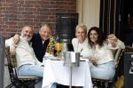 Amsterdam 17 augustus 2025
Raymond v d Ploeg en zijn vrouw Manuela met vrienden op terras in amsterdam zuid