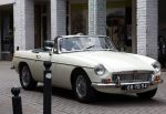 Abcoude 8 augustus 2025
Richard Kemper en zijn vrouw samen in hun MG Cabrio van 1975