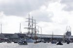 Amsterdam 20 augustus 2025
Koning Willem Alexander Prinses Mabel en (prinses Luana ) Gravin Luana op de groene Draeck tijdens de eerste dag van Sail Amsterdam . Er vaart ongelofelijk veel beveiliging Politie in boten op jet skis en een speciaal beveiligingsteam van de Marechaussee BSB ( Brigade Speciale Beveiligingsopdrachten ) mee met de groene Draeck