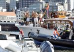 Amsterdam 20 augustus 2025
Koning Willem Alexander Prinses Mabel en (prinses Luana ) Gravin Luana op de groene Draeck tijdens de eerste dag van Sail Amsterdam . Er vaart ongelofelijk veel beveiliging Politie in boten op jet skis en een speciaal beveiligingsteam van de Marechaussee BSB ( Brigade Speciale Beveiligingsopdrachten ) mee met de groene Draeck
