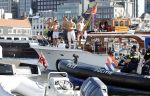 Amsterdam 20 augustus 2025
Koning Willem Alexander Prinses Mabel en (prinses Luana ) Gravin Luana op de groene Draeck tijdens de eerste dag van Sail Amsterdam . Er vaart ongelofelijk veel beveiliging Politie in boten op jet skis en een speciaal beveiligingsteam van de Marechaussee BSB ( Brigade Speciale Beveiligingsopdrachten ) mee met de groene Draeck