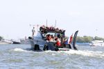 Amsterdam 20 augustus 2025
Koning Willem Alexander Prinses Mabel en (prinses Luana ) Gravin Luana op de groene Draeck tijdens de eerste dag van Sail Amsterdam . Er vaart ongelofelijk veel beveiliging Politie in boten op jet skis en een speciaal beveiligingsteam van de Marechaussee BSB ( Brigade Speciale Beveiligingsopdrachten ) mee met de groene Draeck