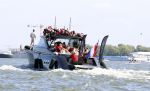 Amsterdam 20 augustus 2025
Koning Willem Alexander Prinses Mabel en (prinses Luana ) Gravin Luana op de groene Draeck tijdens de eerste dag van Sail Amsterdam . Er vaart ongelofelijk veel beveiliging Politie in boten op jet skis en een speciaal beveiligingsteam van de Marechaussee BSB ( Brigade Speciale Beveiligingsopdrachten ) mee met de groene Draeck