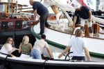 Amsterdam 20 augustus 2025
Koning Willem Alexander Prinses Mabel en (prinses Luana ) Gravin Luana op de groene Draeck tijdens de eerste dag van Sail Amsterdam . Er vaart ongelofelijk veel beveiliging Politie in boten op jet skis en een speciaal beveiligingsteam van de Marechaussee BSB ( Brigade Speciale Beveiligingsopdrachten ) mee met de groene Draeck . Sloep vaart bijna tegen Groene draeck aan