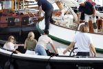 Amsterdam 20 augustus 2025
Koning Willem Alexander Prinses Mabel en (prinses Luana ) Gravin Luana op de groene Draeck tijdens de eerste dag van Sail Amsterdam . Er vaart ongelofelijk veel beveiliging Politie in boten op jet skis en een speciaal beveiligingsteam van de Marechaussee BSB ( Brigade Speciale Beveiligingsopdrachten ) mee met de groene Draeck . Sloep vaart bijna tegen Groene draeck aan