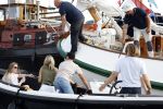Amsterdam 20 augustus 2025
Koning Willem Alexander Prinses Mabel en (prinses Luana ) Gravin Luana op de groene Draeck tijdens de eerste dag van Sail Amsterdam . Er vaart ongelofelijk veel beveiliging Politie in boten op jet skis en een speciaal beveiligingsteam van de Marechaussee BSB ( Brigade Speciale Beveiligingsopdrachten ) mee met de groene Draeck . Sloep vaart bijna tegen Groene draeck aan