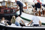 Amsterdam 20 augustus 2025
Koning Willem Alexander Prinses Mabel en (prinses Luana ) Gravin Luana op de groene Draeck tijdens de eerste dag van Sail Amsterdam . Er vaart ongelofelijk veel beveiliging Politie in boten op jet skis en een speciaal beveiligingsteam van de Marechaussee BSB ( Brigade Speciale Beveiligingsopdrachten ) mee met de groene Draeck . Sloep vaart bijna tegen Groene draeck aan