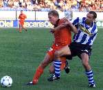Eindhoven, 11 September 1999
EVV Eindhoven-Volendan, eindstand 1-0
Andre v Tuinen in duel met Volendam-speler Robert Jan Ravensberg