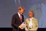 Amsterdam 17 September 1999
Uitreiking boek over 100 jaar Top-sport met o.a. Prins Willem Alexander hier met Fanny Blankers Koen
