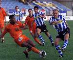 Eindhoven, 11 September 1999
EVV Eindhoven-Volendam, eindstand 1-0
Ruben Klaver (EVV haalt uit en de bal wordt geblokt door QUINCY V OMMEREN
Op de achtergrond EVV-aanvoerder DOGAN CORNEILLE