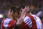 Eindhoven 2 oktober 1999
PSV-Sparta, eindstand 2-0
Kompetitie sezioen 1999/2000
Ruud v Nistelrooy wordt gefeliciteerd door Rob Wielaert die de beslissende voorzet gaf voor het eerste doelpunt van RvN.