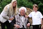 Huizen 14 juni 2000
Toni Boltini met zijn vrouw Pammy en zijn zoontja Angelo na terugkomst uit het ziekenhuis.