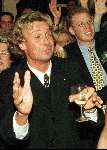 Hans Kraaij Jr. met een glas wijn in de hand