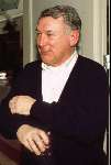 Koos Postema met een glas wijn in de hand
26 September 2001
