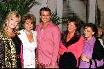 Amsterdam 17 september 2001
Modeshow Sheila de Vries in het tropenmuseum.
Toos v d Valk met schoondochter Leco v Zadelhof Christine Kronenberg en Astrid Engels