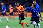 Eindhoven 5 september
Nederland-Estland
Marc Overmars in duel met Erik Saviauk