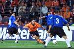 Eindhoven 5 september
Nederland-Estland
Marc Overmars in duel met Erik Saviauk