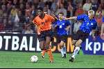 Eindhoven 5 september
Nederland-Estland
Patrick Kluivert in duel met Erik Saviauk