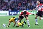 Eindhoven 8 september 2001
PSV-Fortuna sc
Rob Wielaert in duel met Ronald Hamming