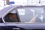 Amsterdam 1 september 2001
Wim Kok in auto met krantje