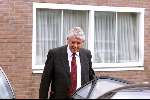 Amsterdam 1 september 2001
Wim Kok in auto met krantje