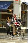 Amsterdam 2 april 2002
Alfred v d Heuvel op fiets met zoontje