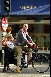 Amsterdam 2 april 2002
Alfred v d Heuvel op fiets met zoontje
